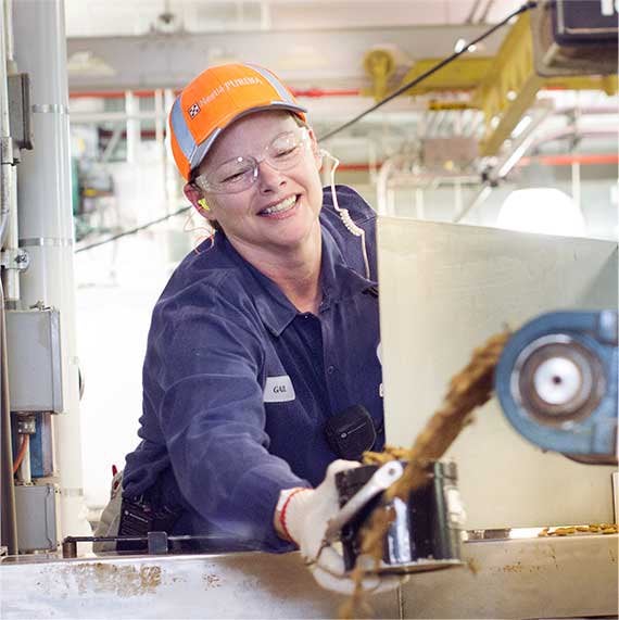 smiling-woman-at-the-factory