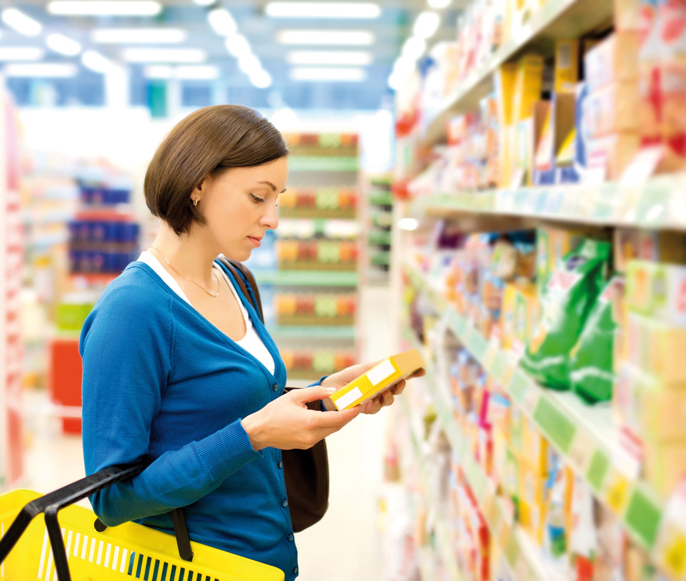 Consumer shopping in the grocery store