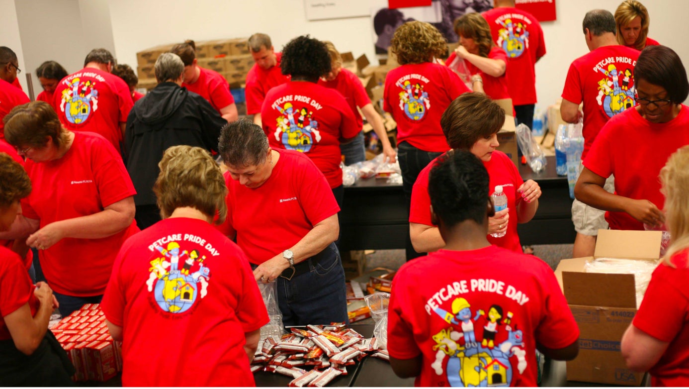 Purina retirees volunteering for Petcare Pride Day