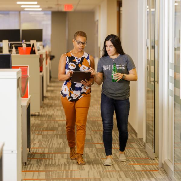 NA_US_IT_WhoWeAre women in hallway